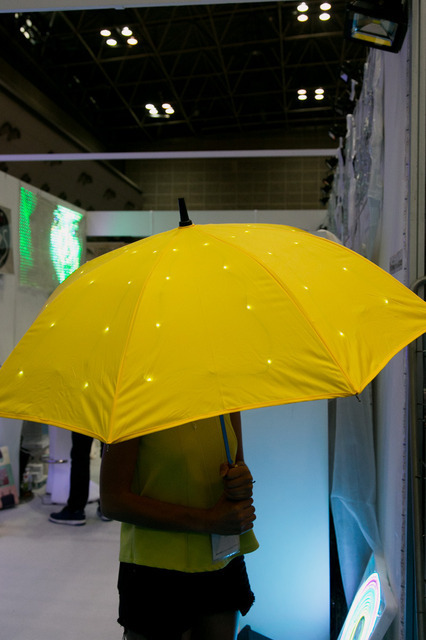 傘の布が二重構造になっており、内部にLEDが組み込まれているため雨に濡れても大丈夫。