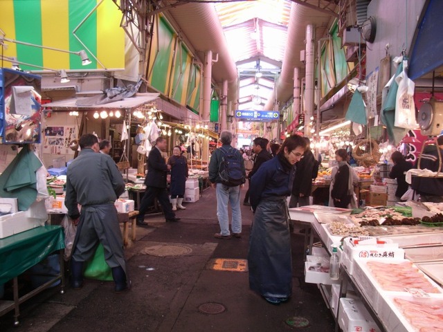 近江町市場。鮮魚を中心に生鮮食品の店が並び、威勢のよい掛け声が飛ぶ