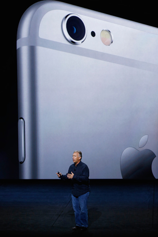 　米Appleは日本時間10日未明、サンフランシスコにてスペシャルイベントを開催。新色のローズゴールドが加わり、「3D Touch」を採用した「iPhone 6s/6s Plus」、12.9インチの液晶画面を搭載した「iPad Pro」、タッチ操作＆Siriで検索できる新型「Apple TV」、Apple Watchの新OS「watchOS 2」が16日に配信されることを発表した。(C) Getty Images