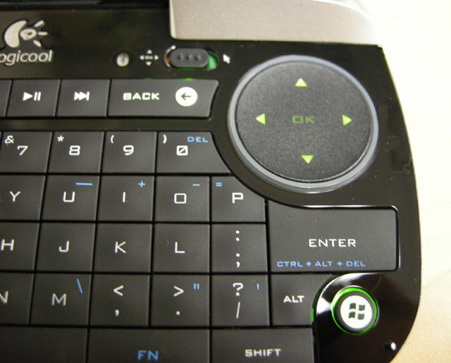 右上のスイッチ切り替えると、グリーンのバックライトになる。すると、クリックパッドは十字キーモードに変わる。また、右下にはWindows Media Centerの起動ボタンがある