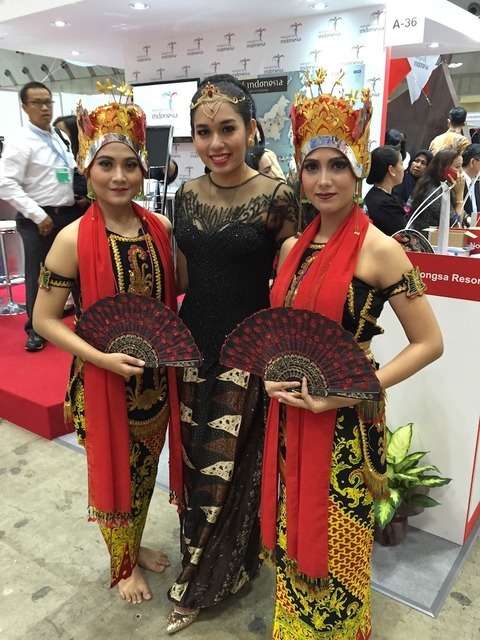 インドネシアブースの民族衣装で着飾った女性たち