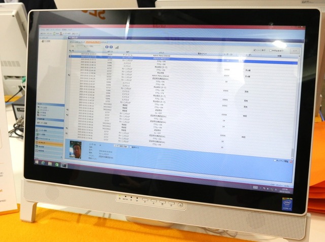 ターミナルユニットで得られた認証ログは、LANケーブル経由で管理用パソコンに送られ、認証日時、認証者の顔写真、登録データなどの詳細を確認することができる（撮影：防犯システム取材班）
