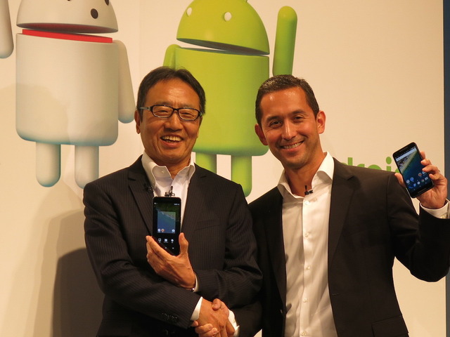ソフトバンクの代表取締役社長兼CEOの宮内謙氏（左）と米GoogleでAndroid責任者を務めるヒロシ ロックハイマー氏