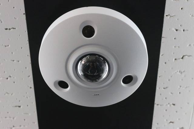 12メガの全方位型ネットワークカメラ「SCIP-F14K」。防塵防水性能：IP66、耐衝撃性能：IK10に準拠（撮影：防犯システム取材班）