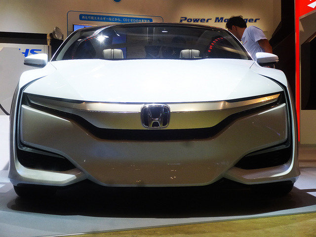 世界初公開となるホンダ外部給電器「Power Exporter 9000」と新型FCVコンセプトカー「Honda FCV CONCEPT」（CEATEC JAPAN 2015／幕張メッセ／10月7～10日）