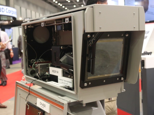 「ME20F-SH」を使用した映像監視システムを正面から撮影。ハウジングに収納することで、夜間の屋外監視などにも利用可能（撮影：防犯システム取材班）