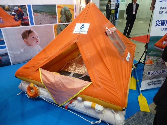 5人用モデルは四角形で、10人用モデルは六角形。屋内の避難先でもプライバシー確保のためのテントとして使用でき、万一の際にはボートとして使える（撮影：防犯システム取材班）