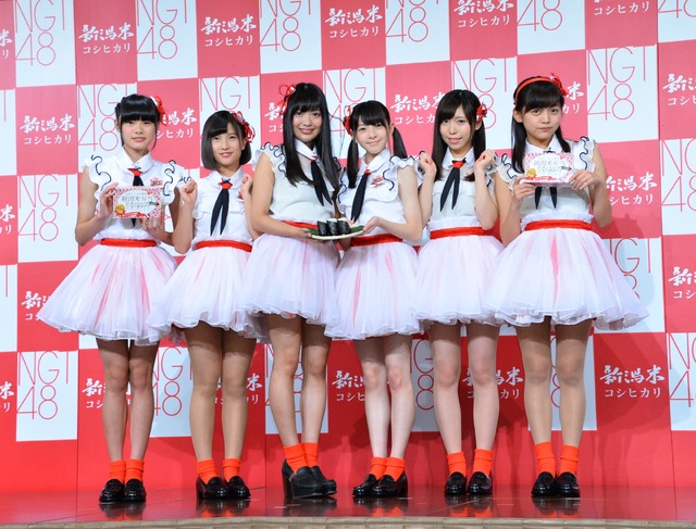 NGT48／（左から）長谷川玲奈、佐藤杏樹、北原里英、菅原りこ、宮島亜弥、中村歩加【写真：竹内みちまろ】