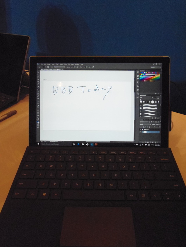 Surface Pro 4。正面から。感圧精度が向上し、ペンも滑らかにすべるため、非常に描き心地はよい