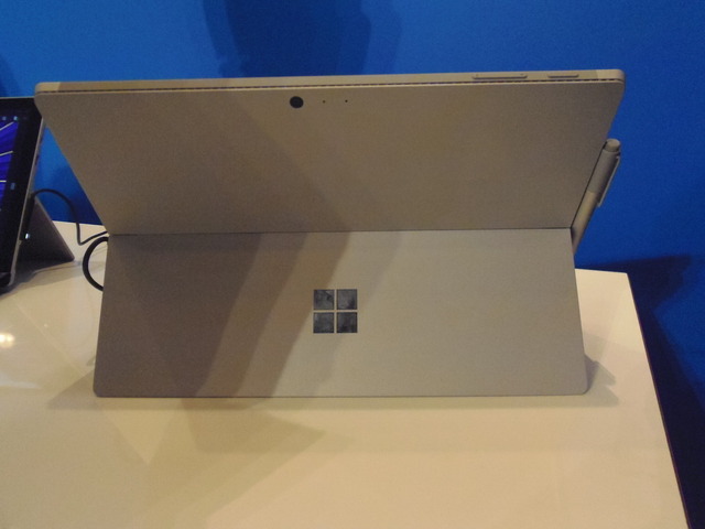 Surface Pro 4。背面から。キックスタンドの構造は従来と同様