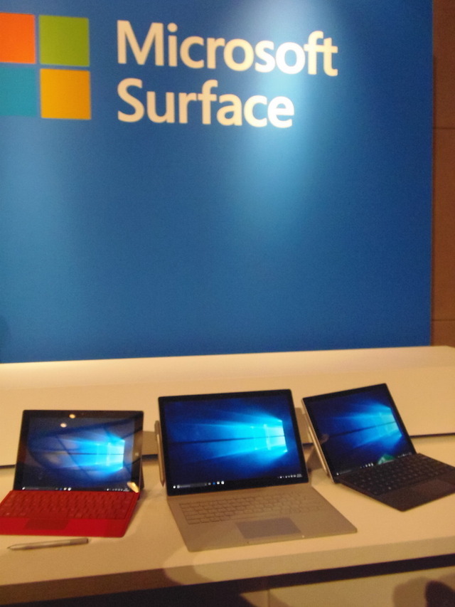 Surfaceシリーズ揃い踏み。左からSurface Pro3、Surface Book、Surface Pro4