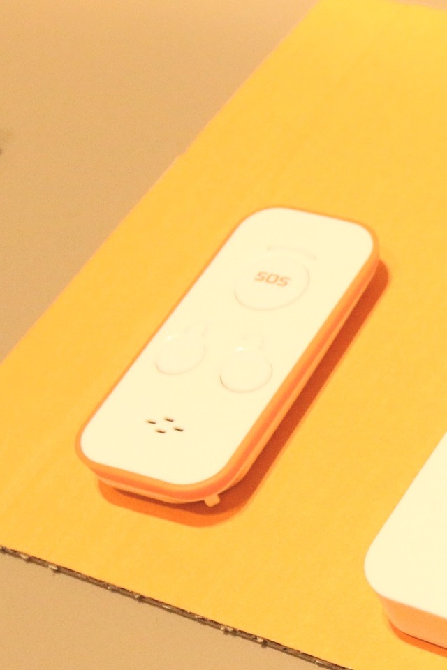 SOSボタンが付いた「SMART ROOM SECURITY」のリモコン。SOSボタンを押せば登録している端末へ緊急を知らせるメールを送ることができる（撮影：防犯システム取材班）