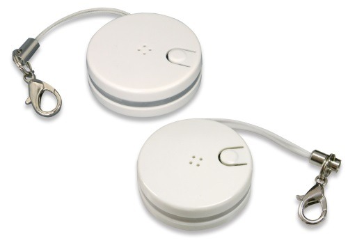 紛失防止タグ2個セット「REX-SEEK2-W」の本体。ストラップ付きなので、カバンやポーチ、カギなど様々なものに取り付けることができる。タグ自体のボタンを押せば、スマホを鳴らすこともできる（画像はプレスリリースより）