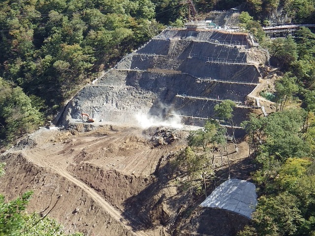 基礎地盤の掘削が進む八ツ場ダム