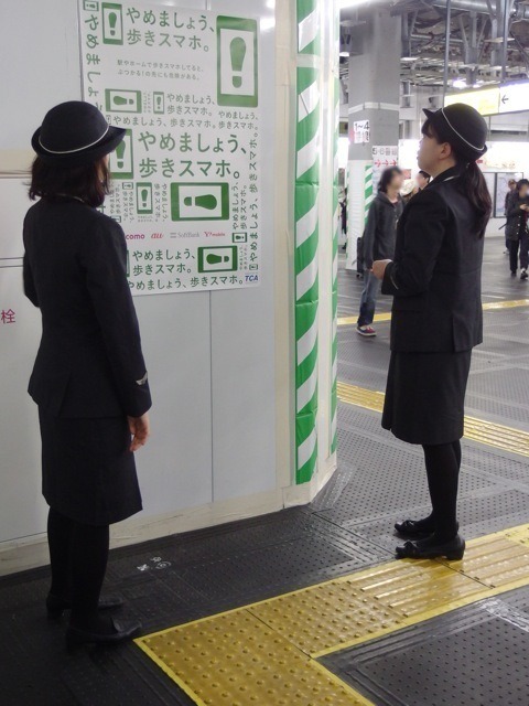 新宿駅でのポスター掲示（11月2日）