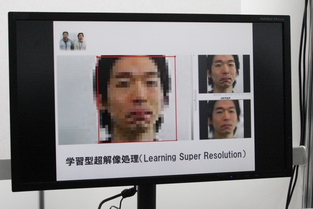 同じく「学習型超解像技術」による人物の顔の復元。データベースの情報を元に推測した写真となるが実画像と比べるとかなり再現度だった（画像はプレスリリースより）