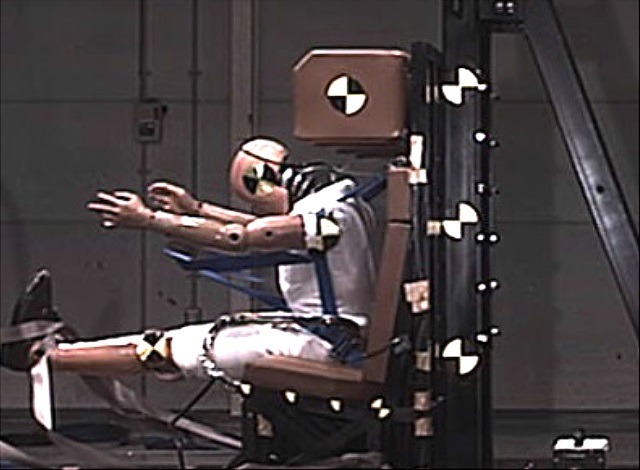 ダミーを用いた衝突模擬試験の様子。シートベルトがしっかりとダミーの体をホールドしている様子が分かる（画像はプレスリリースより）
