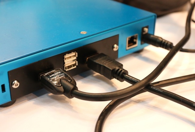 入出力はHDMIを使って行う。外部電源供給用にUSBコネクタを2端子、外部コントール用にLAN端子などを備える（撮影：防犯システム取材班）
