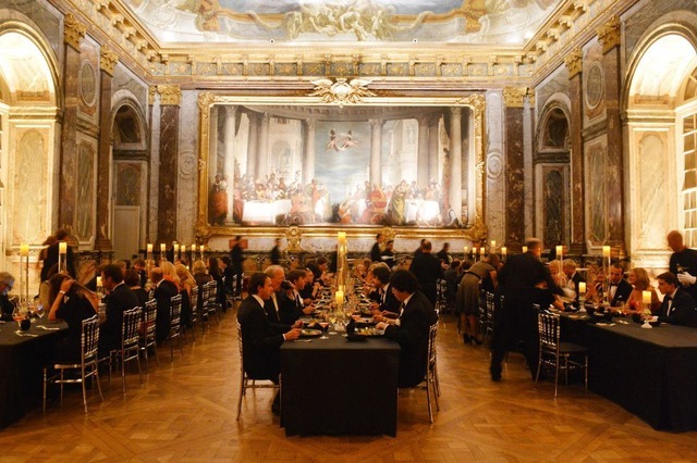 ぎやまん陶が使われたベルサイユ宮殿の晩餐会のようす