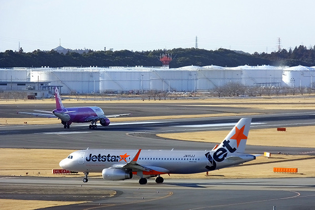 成田空港を離陸するLCCのA320たち