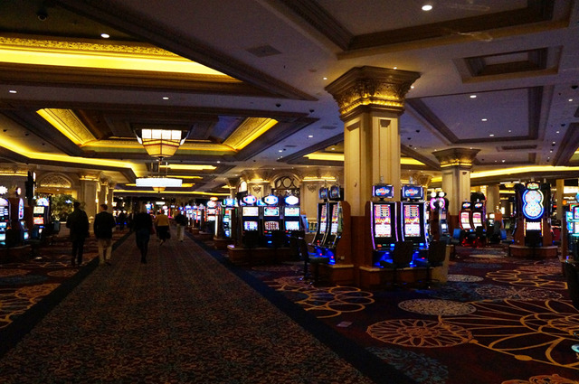 高級ホテルには大規模なカジノが設置されている