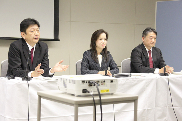記者団の質問に答る、(左から)カスタマーサービス・カンパニーの小早川氏、佐藤氏、眞田氏