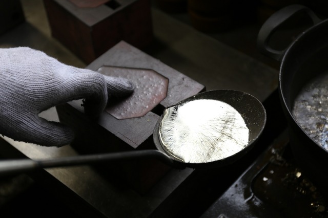 製造工程（約300度まで熱した錫を鋳型に手作業で流し込む）