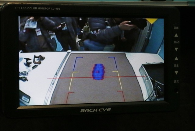 同システムを利用した場合のモニター画面。車両と障害物との距離に応じて青、黄、赤の3段階で警告ラインを表示すると同時に音声によるアラートを発する（撮影：防犯システム取材班）