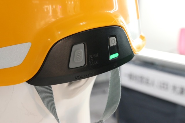 各種操作ボタンはヘルメットの側面に集約されている。。無線機というと操作の複雑さを連想するが、直感的に使える操作系となっている（撮影：防犯システム取材班）