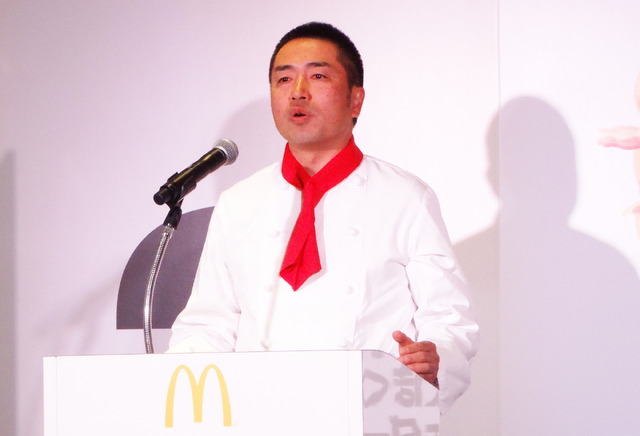 新バーガーを説明した日本マクドナルド　メニューマネジメント部　若菜重昭上席部長