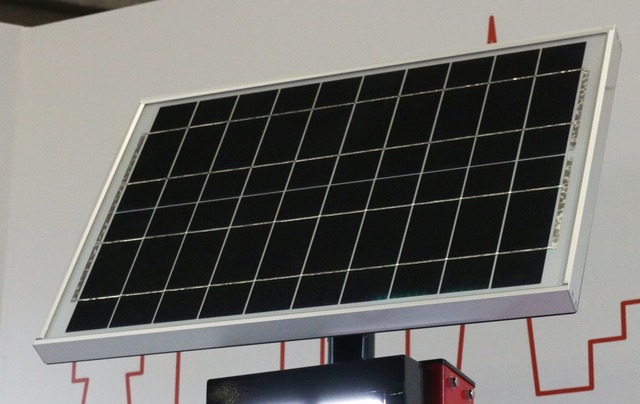 ソーラーパネルのサイズはW490×H360mm程度とコンパクト。単結晶シリコン22W（10V）のものを採用していて、曇天時でも発電を行う（撮影：防犯システム取材班）