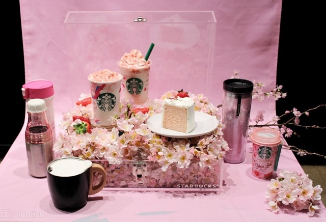 “SAKURA”シリーズのドリンク＆スイーツと、「Serene」デザインのグッズ類