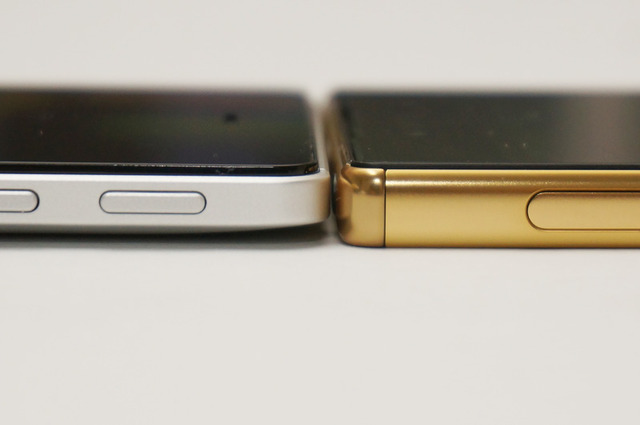 本体の厚みはわずかにVAIO Phone Biz（左）の方が薄い
