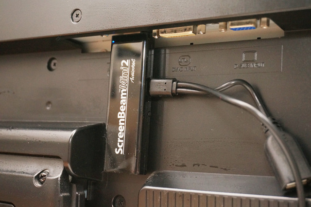 PCディスプレイのHDMI端子にアダプターを装着