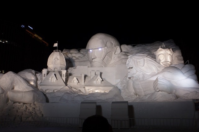 ライトアップされる撃の巨人 大雪像