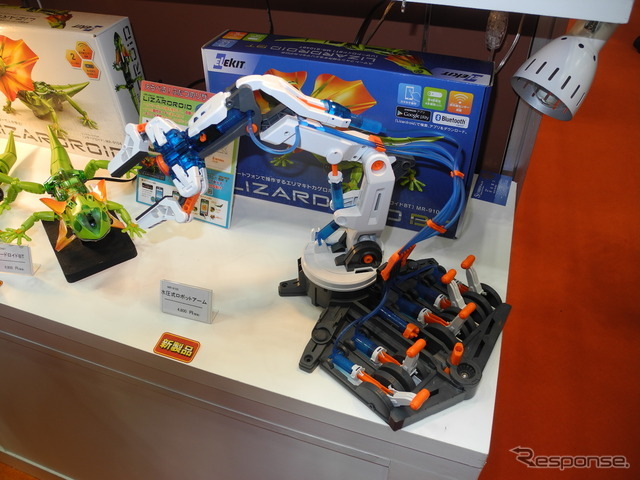 イーケージャパンが4月に発売する工作おもちゃ「水圧式ロボットアーム」