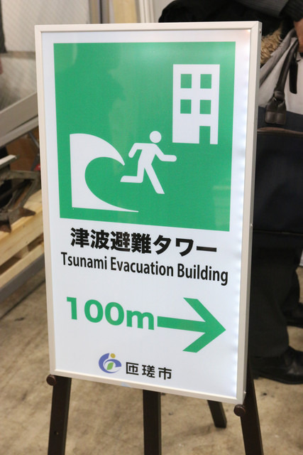 LED表示板なので夜間の視認性に優れており、かつ電源内蔵のコードレスタイプのためどこにでも設置可能。画像はフィルムタイプ（撮影：防犯システム取材班）