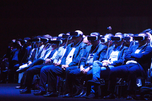 「Galaxy S7/S7 edge」を発表イベントにて、VRを用いてプレゼンを行ったサムスン。観客も大興奮 (C)Gettyimages