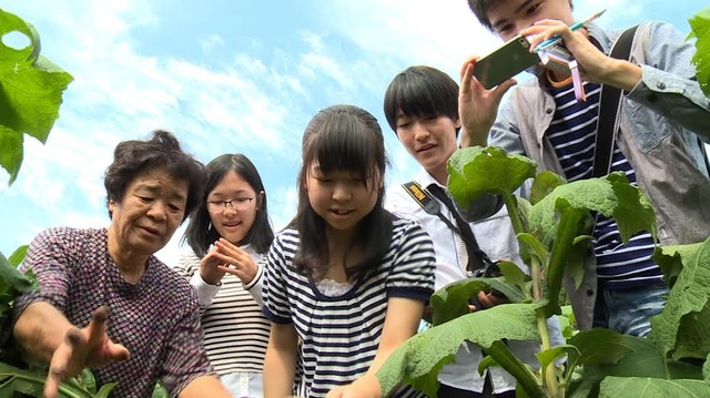 「ふくしま食べる通信」制作のため福島県・天栄村で取材する高校生たち