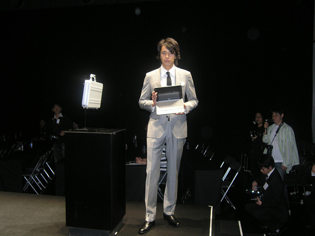 　日本ヒューレット・パッカード（日本HP）は21日、ミニノートPC「HP 2133 Mini-Note PC」を発表。都内にて、同製品のファッションショー形式の新製品発表会を行った。
