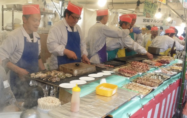 焼き牡蠣、白子鍋からシェフの魚介料理まで！都心の「さかな祭り」に長蛇の列