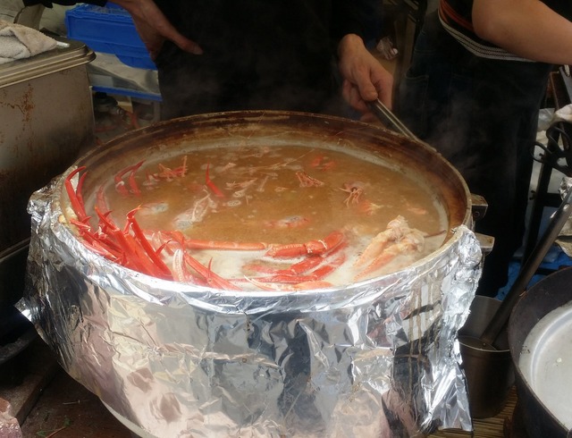 焼き牡蠣、白子鍋からシェフの魚介料理まで！都心の「さかな祭り」に長蛇の列