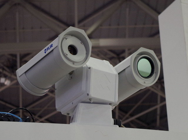 より一般的な長距離監視用サーマルカメラとして展示されていた「PT-602CZ」も冷却式検出器を搭載し、非冷却式の約2倍の検出距離を可能としている。4～5Km程度離れた距離の人物も検知することが可能だ（撮影：防犯システム取材班）