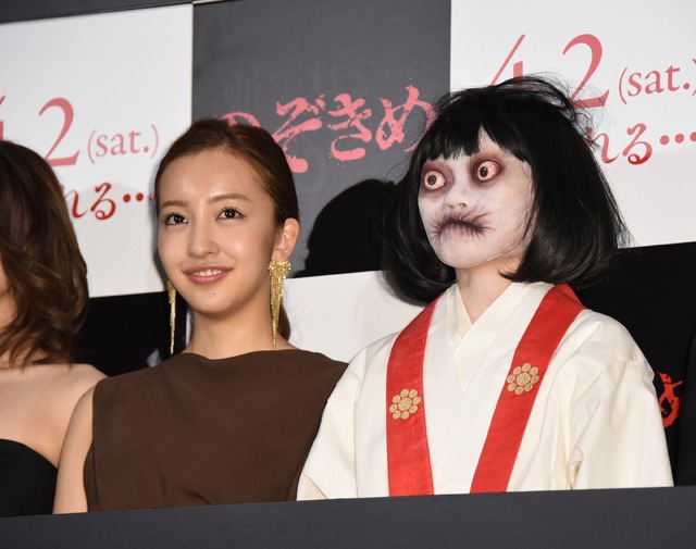 板野友美、のぞきめ【写真：竹内みちまろ】