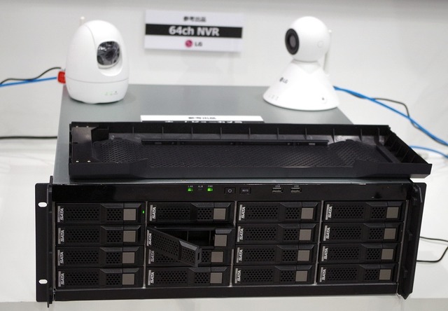 Gnetブースで展示されていた最大64台のカメラ接続に対応する64ch用ネットワークレコーダー。HDDを16基搭載してRAID運用が可能で、大規模なシステムでの利用に最適（撮影：防犯システム取材班）