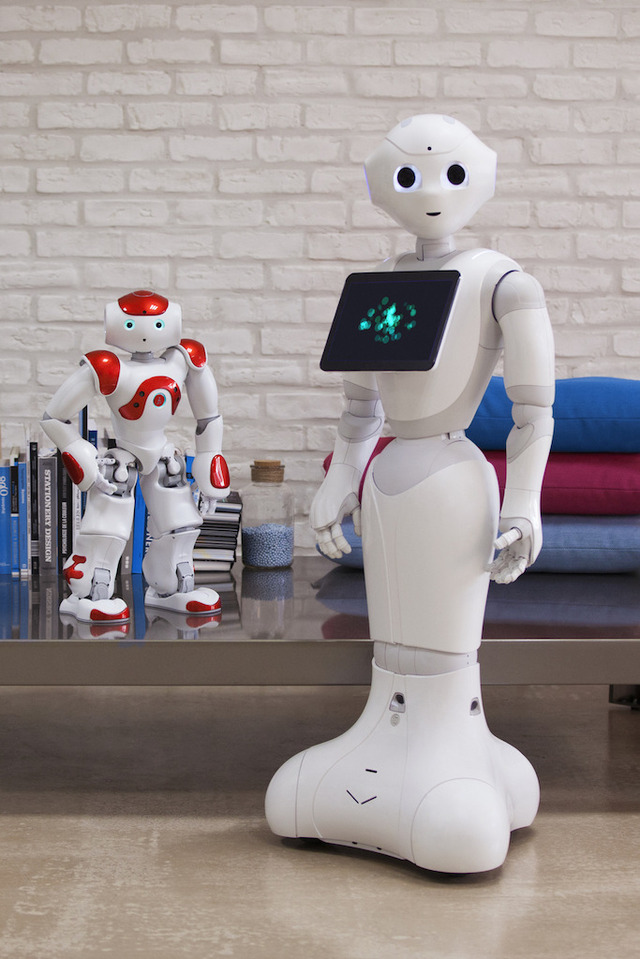 人型ロボット「NAO」（写真左）、Pepper（同右）