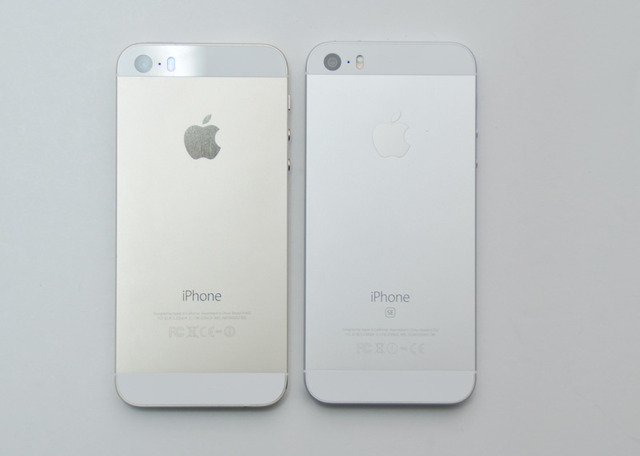 右がiPhone SEのシルバー。左はiPhone 5sのゴールド