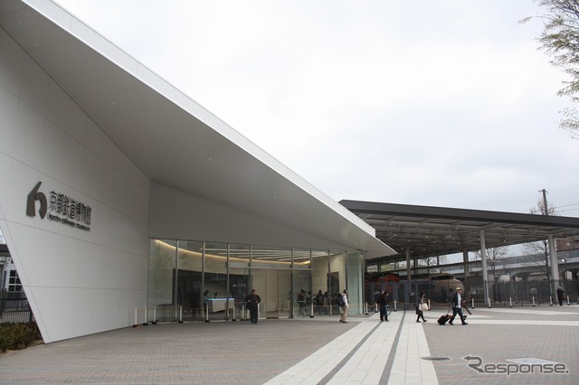 京都鉄道博物館の入口（エントランスホール）。