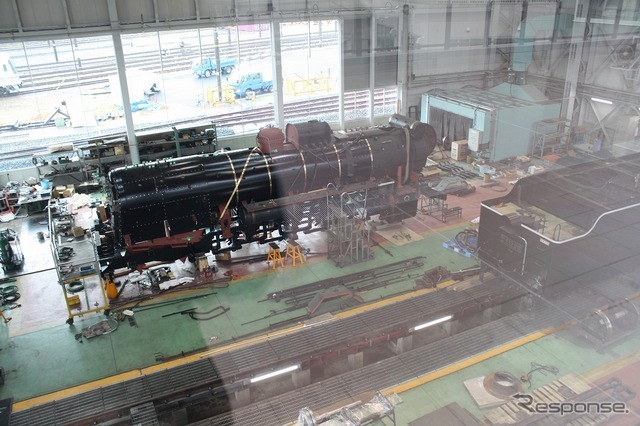 蒸気機関車の検修体制を強化するために設置されたSL第2検修庫。連絡デッキから作業の様子をのぞき込むことができる。