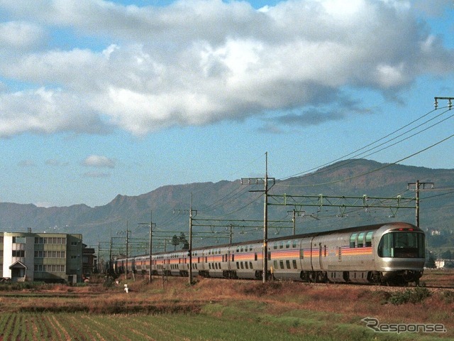 『カシオペアクルーズ』は東北・北海道地方のJR線を周遊するルートを走る。写真は上越線を迂回（うかい）運転した際の『カシオペア』。